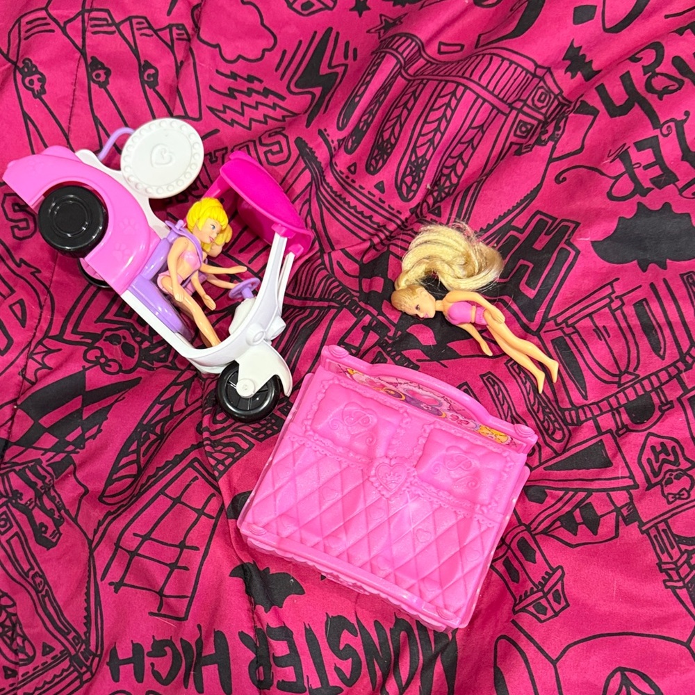 Polly pocket set with bed and scooter. 3 dolls